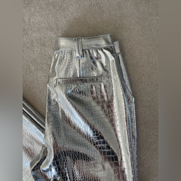 Avec Les Filles Women's Silver Croc Embossed Flare Leg Pants
Size 4 NWT - Picture 6 of 10